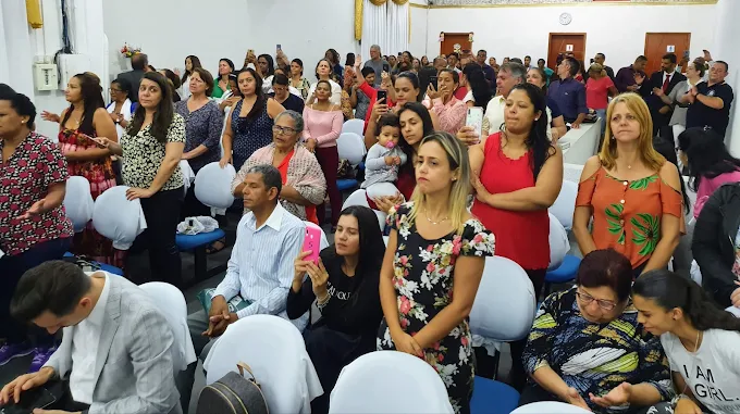 Igreja reunida durante o culto