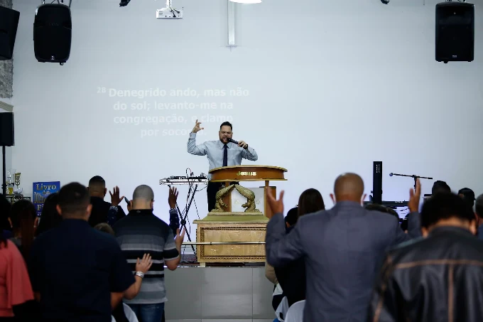 Pastor Bernard Gomes ministrando a Palavra