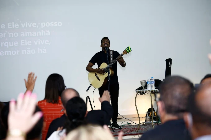 Ministração de louvor com violão