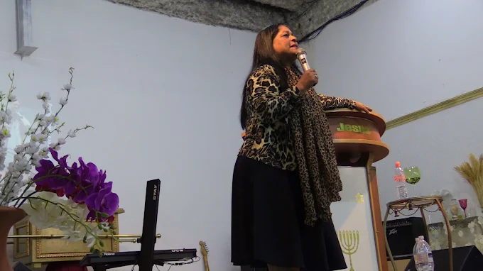 Pastora Maria pregando